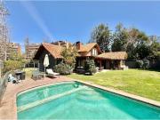 AMPLIA CASA ESQUINA CON JARDÍN Y PISCINA