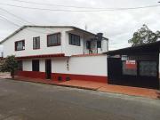 AMPLIA CASA ESQUINERA COMERCIAL 2 APTOS LOCAL Y GARAJE 2...