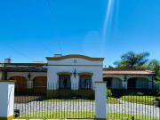 Amplia casa estilo colonial en venta con parque y...