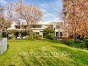 Amplia casa mediterránea con gran jardín, piscina y...