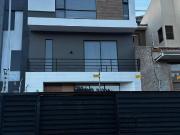 Amplia casa moderna cerca del Monay Shopping con 4...