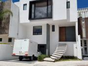 AMPLIA CASA NUEVA EN VENTA EN PRIVADAS DE LA HERRADURA...