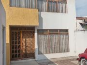 Amplia casa para actualizar 3 recamaras a 3 calles Av...