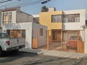 Amplia casa para modernizar de 3 recámaras a 3 calles Av...
