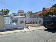 Amplia casa recien actualizada, con 50m2 de jardín 3...