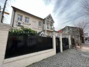 Amplia casa seis ambientes jardin y terraza a la venta...