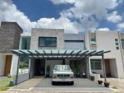 AMPLIA CASA SEMINUEVA EN BOSQUES CEDROS, ZONA BOSQUES DE...