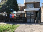 Amplia casa sobre Boulevard Sargento Cabral con patio...
