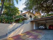 AMPLIA CASA SOLA CON ALBERCA Y USO DE SUELO UBICADO EN...