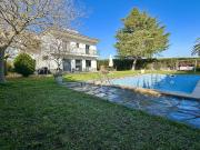 Amplia casa unifamiliar con jardín privado y piscina