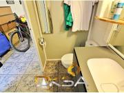 Amplia cochera con capacidad para varios vehículos en...