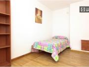 Amplia habitación con amplio espacio de almacenamiento...