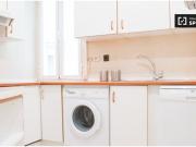 Amplia habitación con armario empotrado en apartamento...