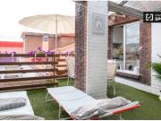 Amplia habitación con armario independiente en el...