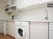 Amplia habitación con armario independiente en un...