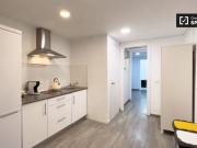 Amplia habitación con balcón en alquiler en piso de 5...