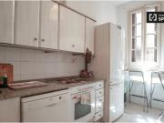 Amplia habitación con balcón en alquiler en un...