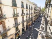 Amplia habitación con balcón en alquiler en un...