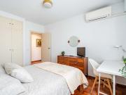 Amplia habitación con cama de matrimonio en las ventas H1