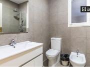 Amplia habitación con cama doble en alquiler en el Eixample