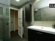 Amplia habitación con cama doble y balcón en alquiler en...