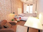 Amplia habitación con cama doble y balcón en un...