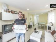 Amplia habitación con escritorio en el apartamento de 3...