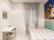Amplia habitación con escritorio en piso compartido,...