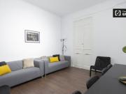 Amplia habitación con escritorio en piso compartido,...
