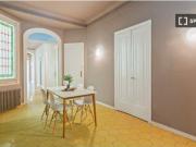 Amplia habitación con escritorio en piso compartido,...