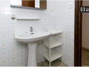 Amplia habitación con escritorio en un apartamento de 3...