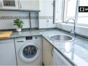 Amplia habitación con escritorio en un apartamento de 6...