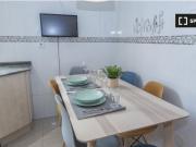 Amplia habitación con escritorio en un apartamento de 6... Amplia habitación con escritorio en un apartamento de 6...