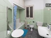 Amplia habitación con estantería en piso compartido,...