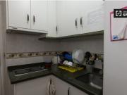 Amplia habitación con estantería en piso compartido, Los...