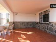 Amplia habitación con estanterías en apartamento de 3...