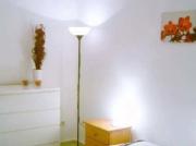 Amplia habitación con estanterías en un apartamento de 3...