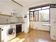 Amplia habitación con llave independiente en apartamento...