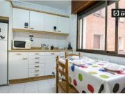 Amplia habitación con parejas permitidas en apartamentos...