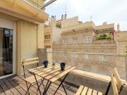 Amplia habitación con terraza en calle Moragas
