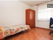 Amplia habitación con ventana con patio interior en piso...