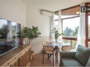 Amplia habitación doble con balcón en alquiler en piso...