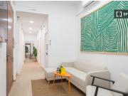 Amplia habitación doble con balcón en alquiler en piso...