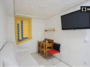 Amplia habitación en alquiler en apartamento de 4...