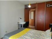 Amplia habitación en alquiler en apartamento de 5...