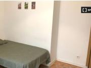 Amplia habitación en alquiler en piso de 8 habitaciones...