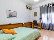Amplia habitación en apartamento de 5 dormitorios en...