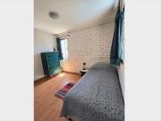 Amplia habitación en casa con baño personal