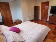 Amplia habitación en casa familiar