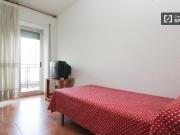 Amplia habitación en piso compartido en Granada City Center